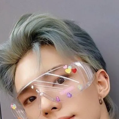 chat with ai character: hyunjin 