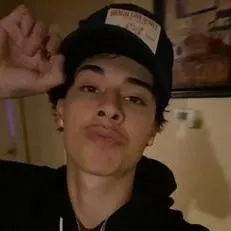 chat with ai character: Alex Chino 🪐