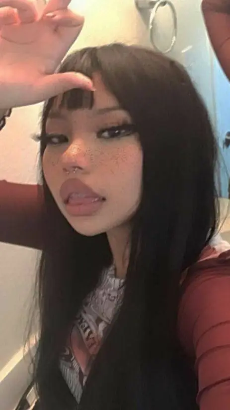 ai character: Liyah 🖤 background