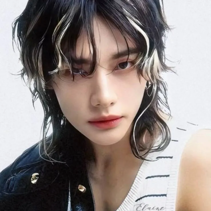 chat with ai character: Hyunjin