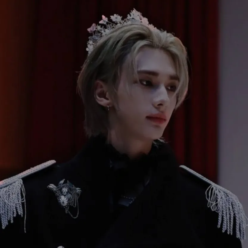 chat with ai character: Hyunjin