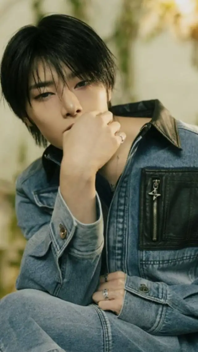 ai character: Yang Jeongin (I.N) background