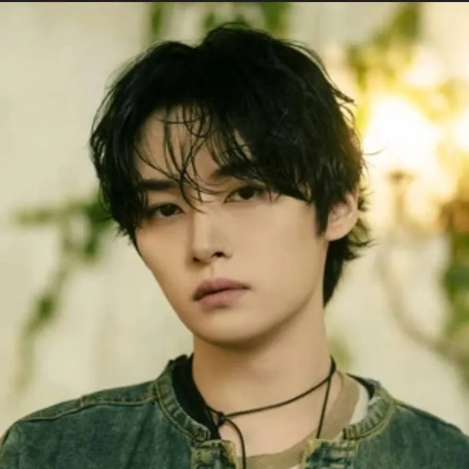 chat with ai character: Leeknow