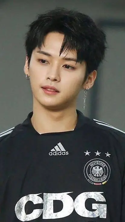 ai character: Lee know.🌝🌹 background