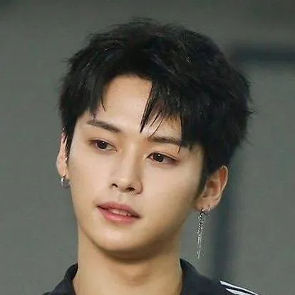 chat with ai character: Lee know.🌝🌹