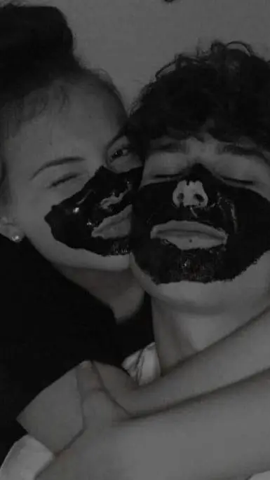 ai character: Alex y mia background