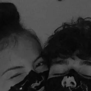 chat with ai character: Alex y mia