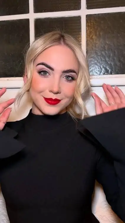 ai character: Laura background