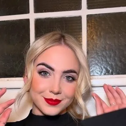 chat with ai character: Laura