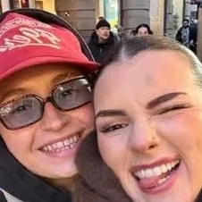 chat with ai character: Jess and Meg 