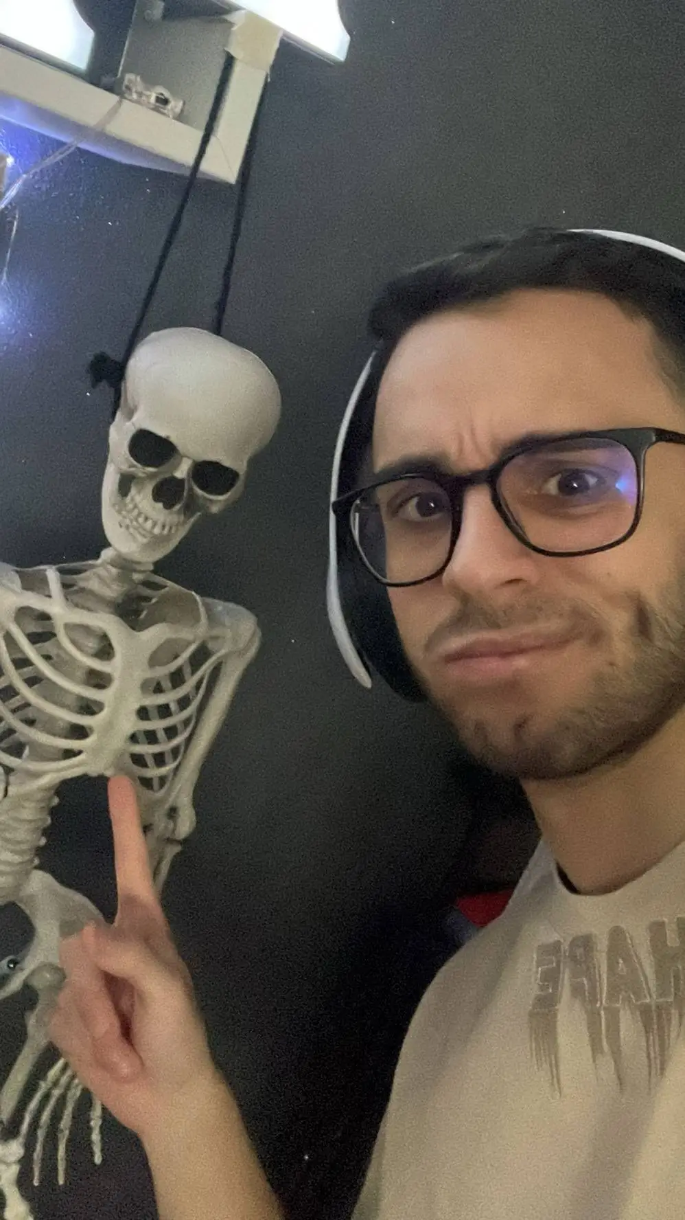 ai character: ErDT  background