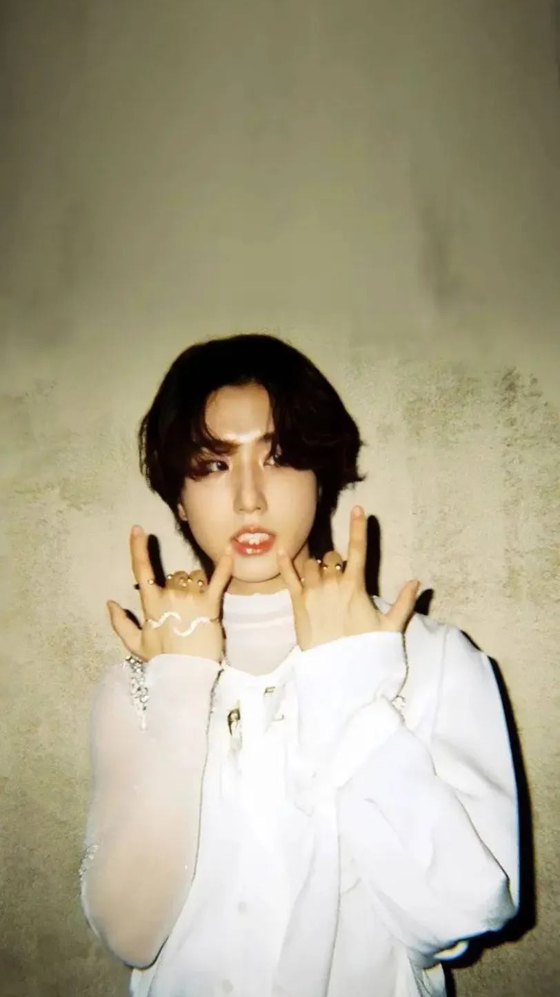 ai character: HAN ESPOSO FALSO background