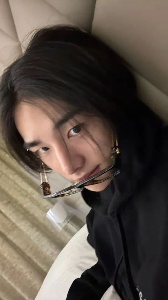 ai character: HYUNJIN YN background