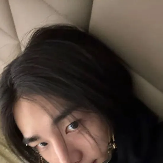 chat with ai character: HYUNJIN YN