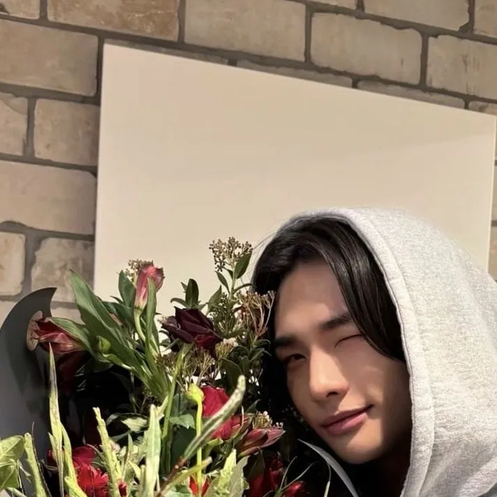 chat with ai character: Hyunjin ¿amigo? 