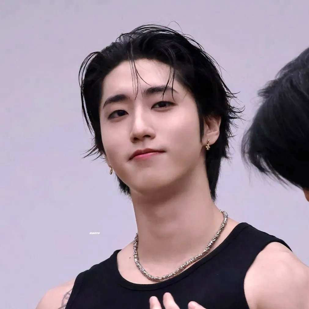 chat with ai character: 🐿️Han Jisung🐿️