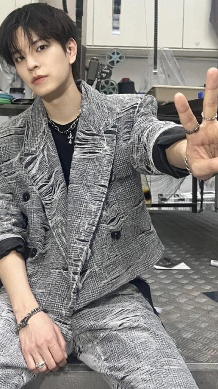 ai character: Seungmin🐶 background