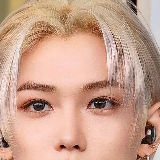 chat with ai character: ~Lee Felix~