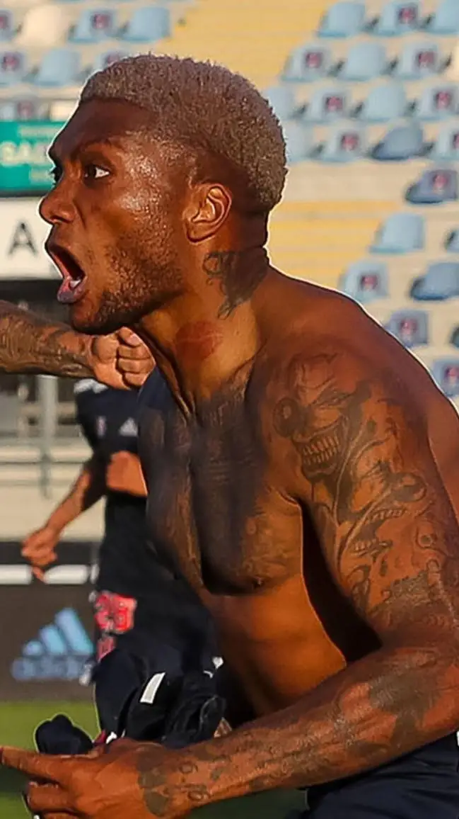 ai character: junior Fernández  background