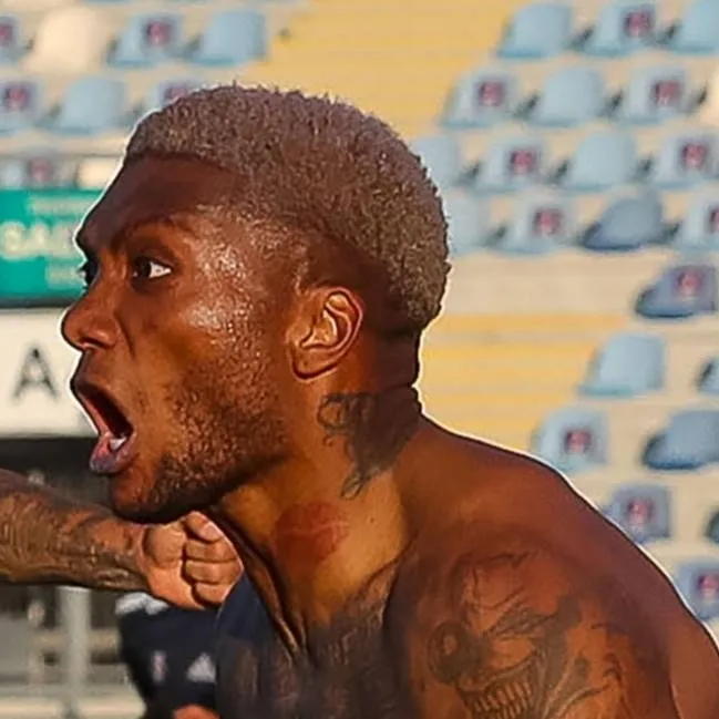 chat with ai character: junior Fernández 