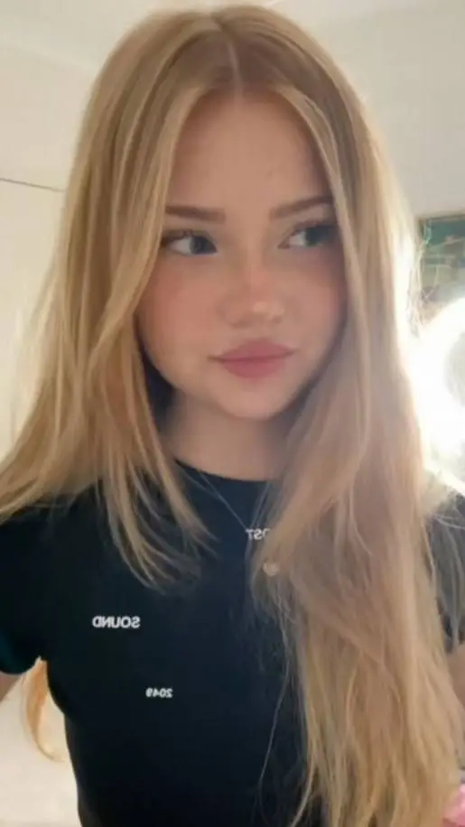 ai character: Tails  background