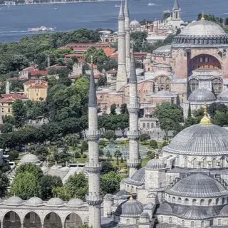 chat with ai character: Istanbul Life