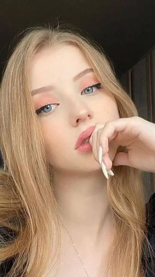 ai character: Sofía background