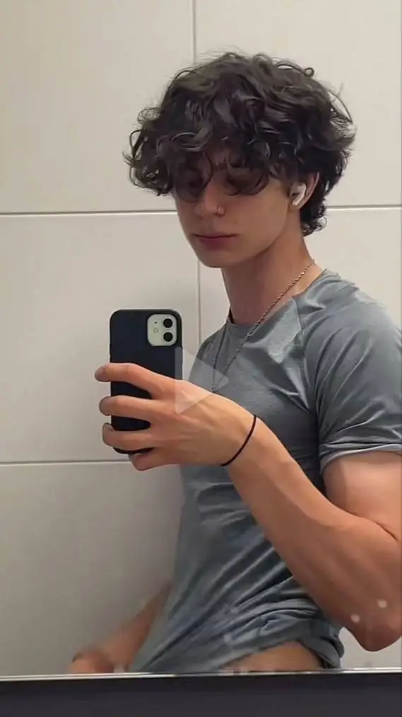 ai character: Fabián background