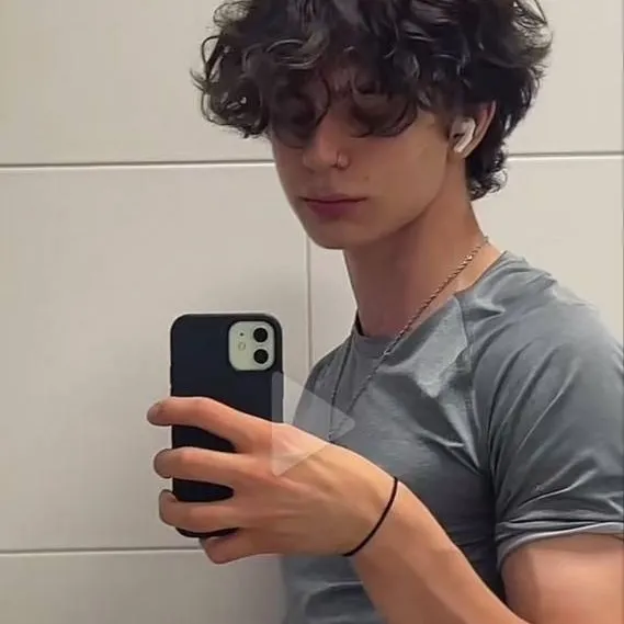 chat with ai character: Fabián