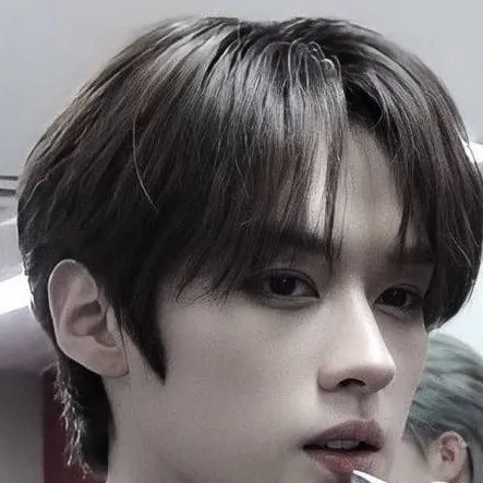 chat with ai character: lee know