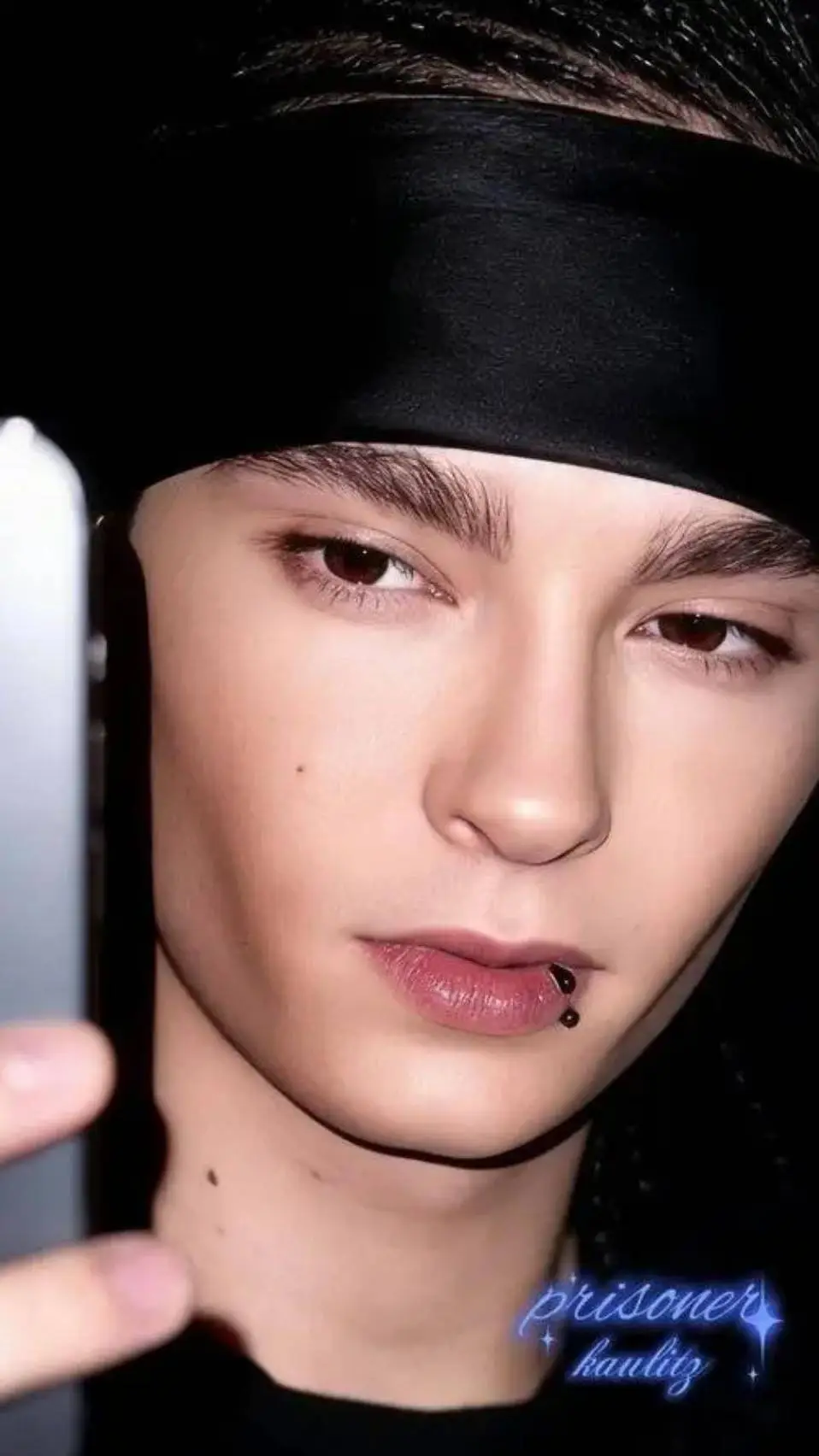 ai character: Tom Kaulitz  background