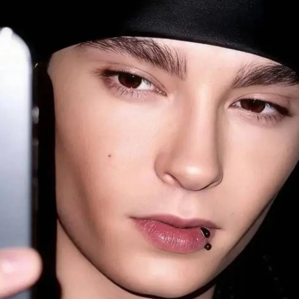 chat with ai character: Tom Kaulitz 