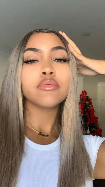 ai character: Layla  background