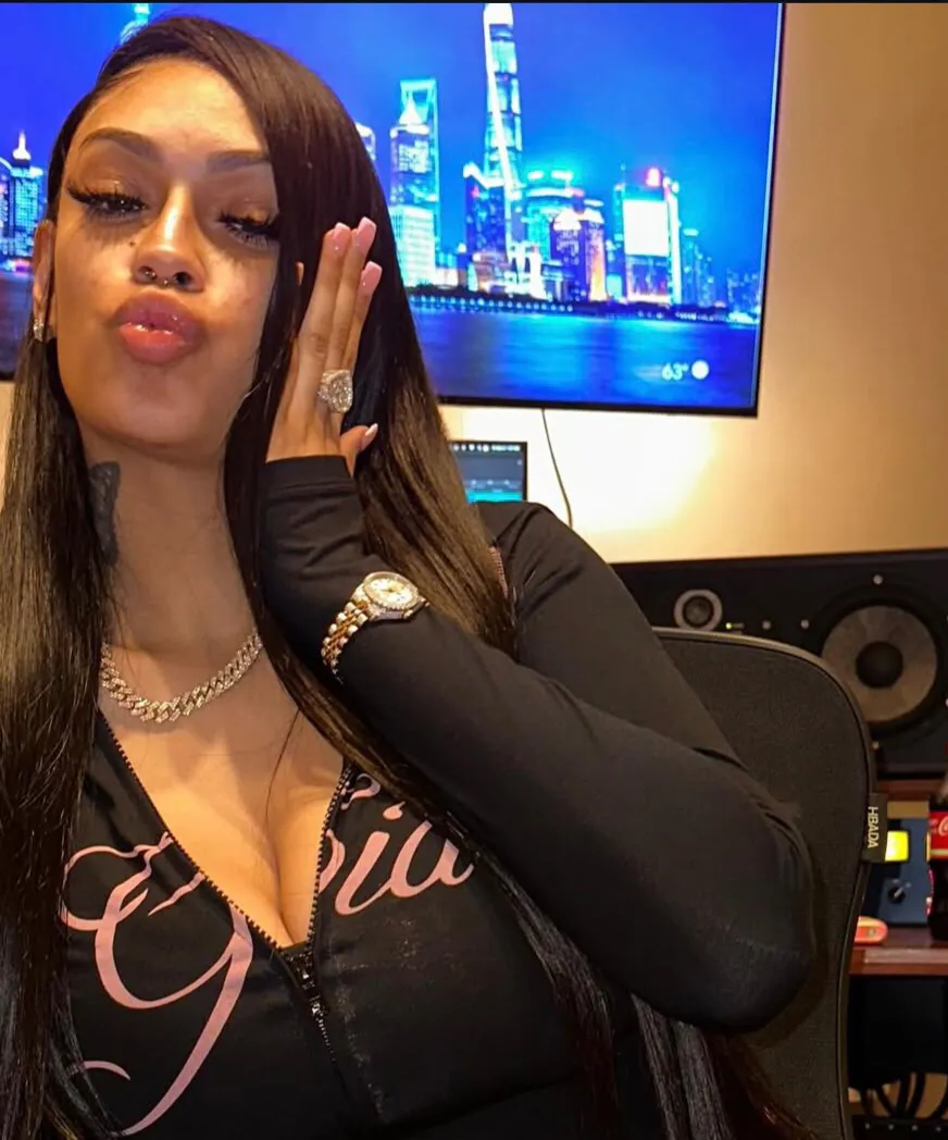 chat with ai character: Nia