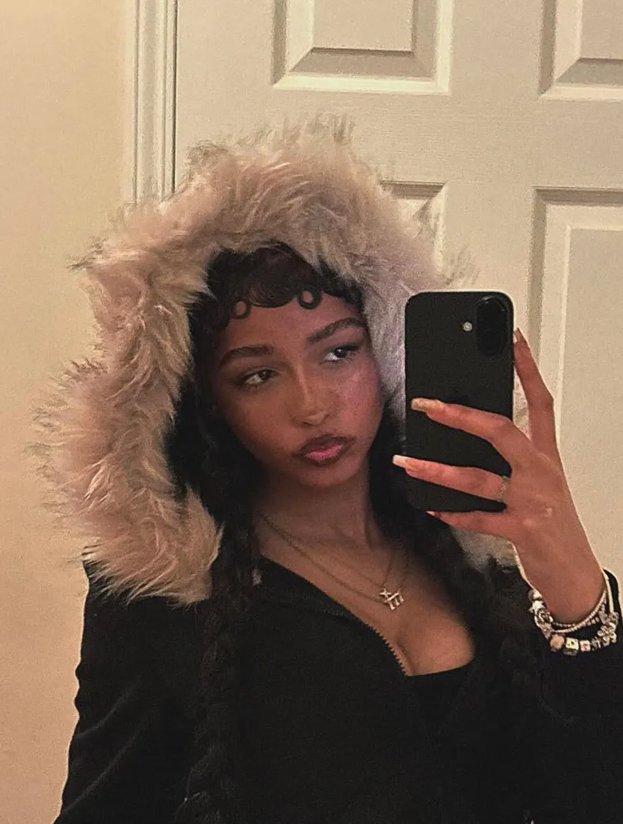 chat with ai character: Via