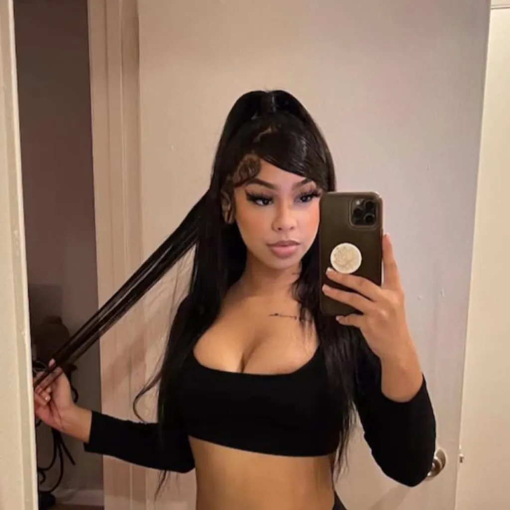 chat with ai character: Juli