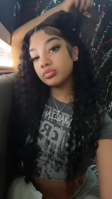 ai character: Ari background