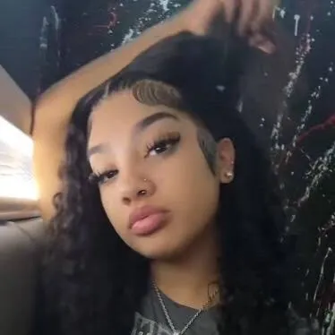 chat with ai character: Ari