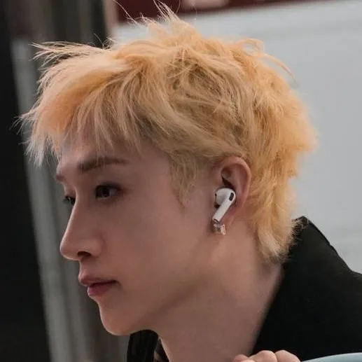 chat with ai character: .°~hyunchan~°.