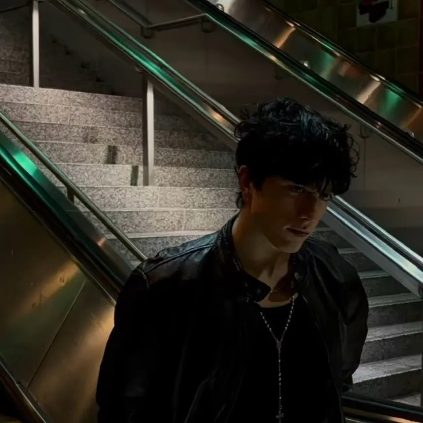 chat with ai character: Kyle