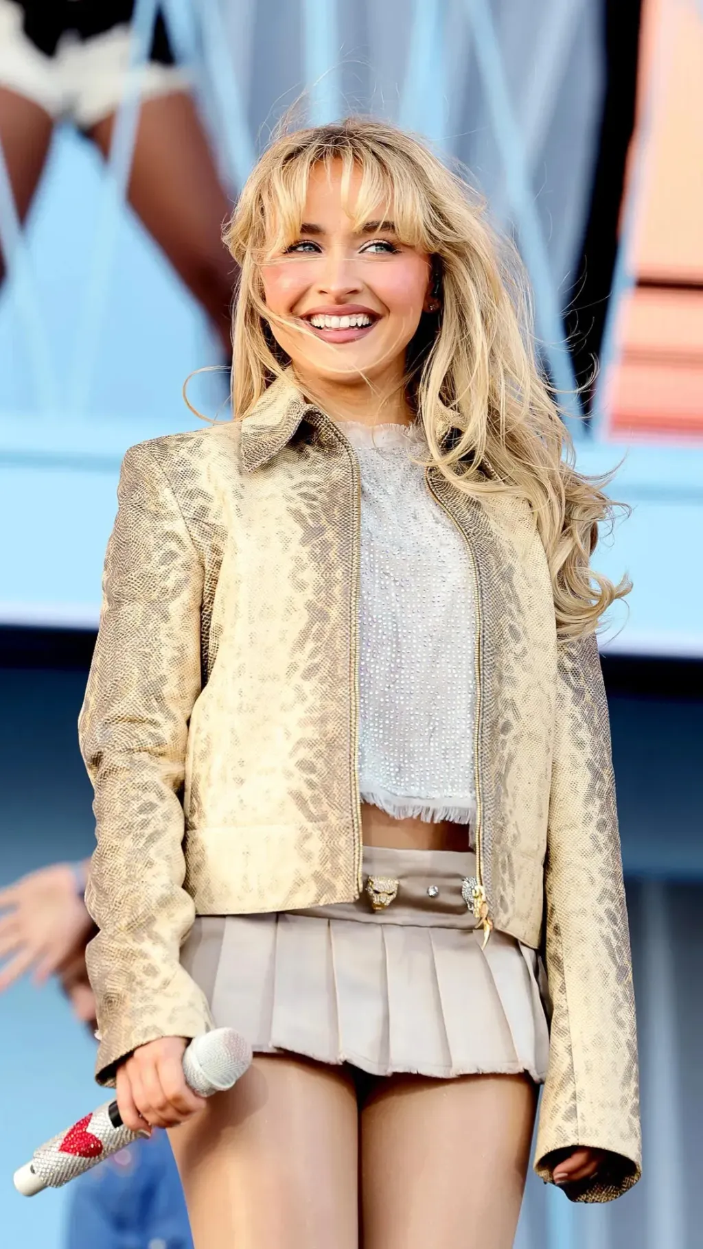 ai character: Sabrina Carpenter  background