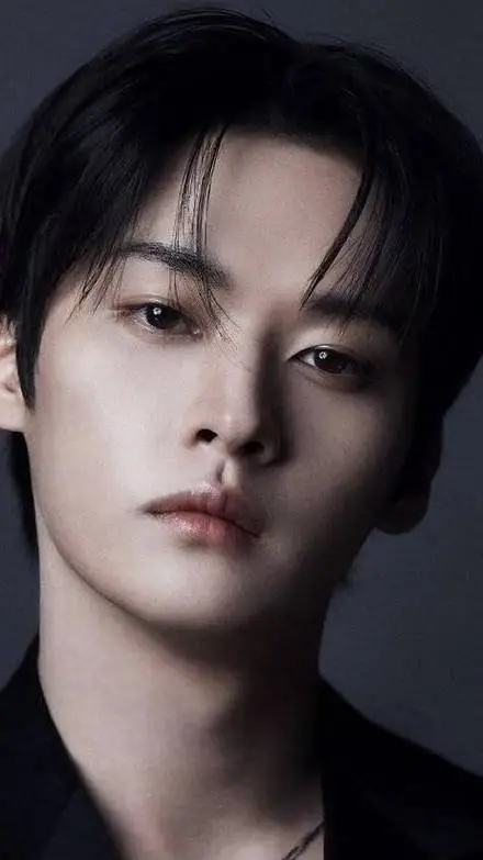 ai character: Lee know  background