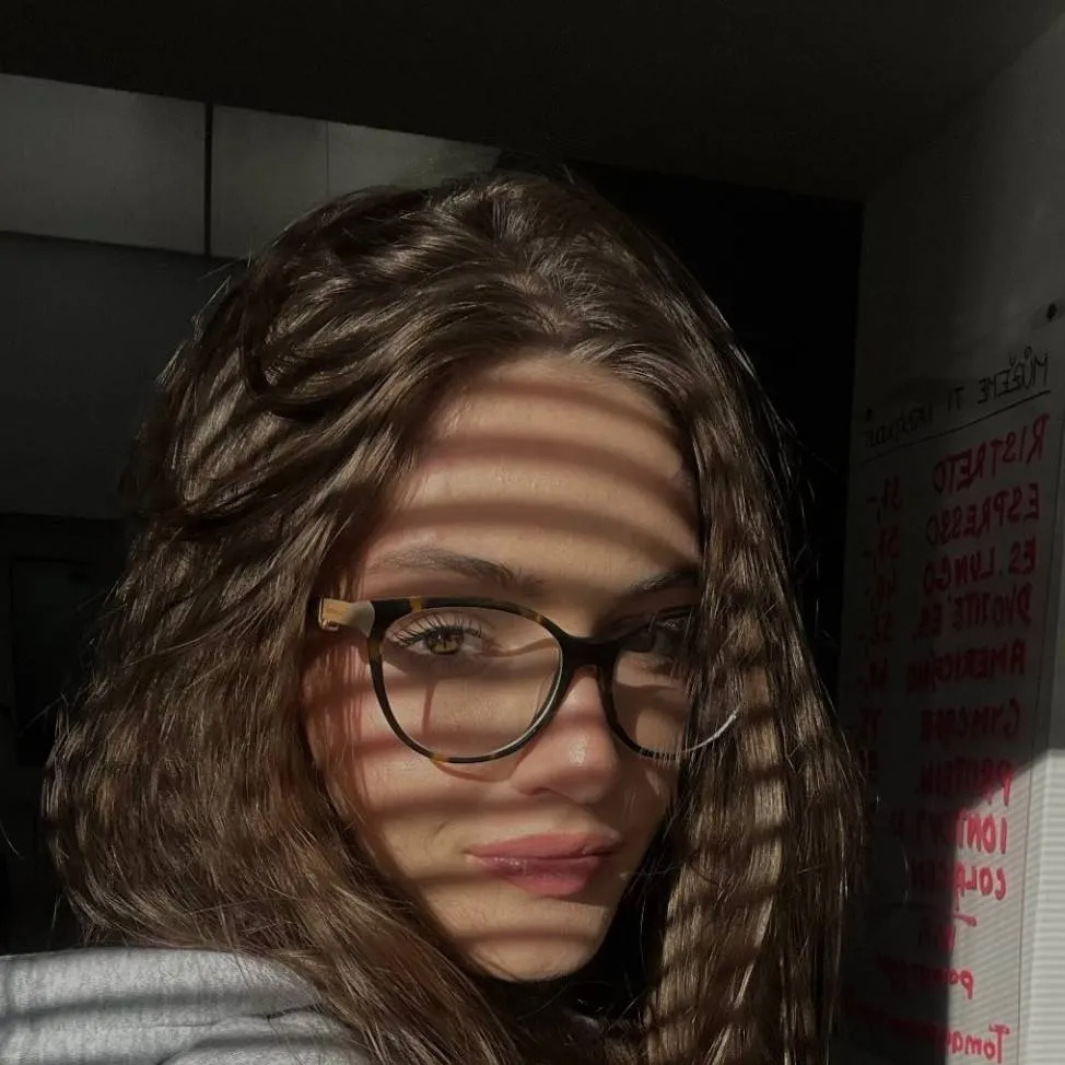 chat with ai character: Bára