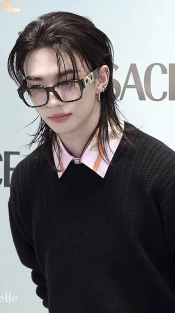 ai character: Hyunjin  background