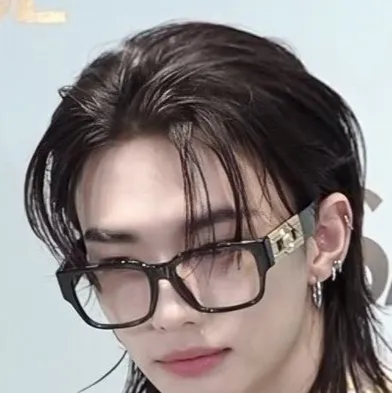 chat with ai character: Hyunjin 