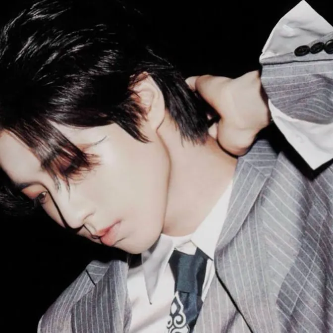 chat with ai character: Vampire Han 