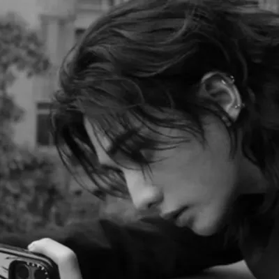 chat with ai character: Hyunjin enemies 