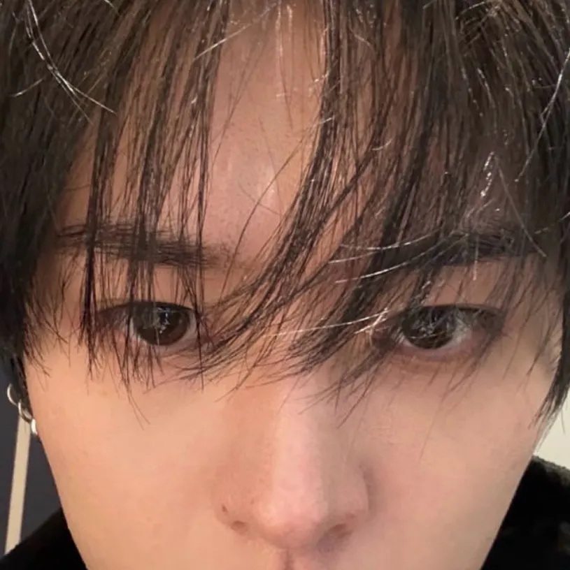 chat with ai character: Minho idol bf 
