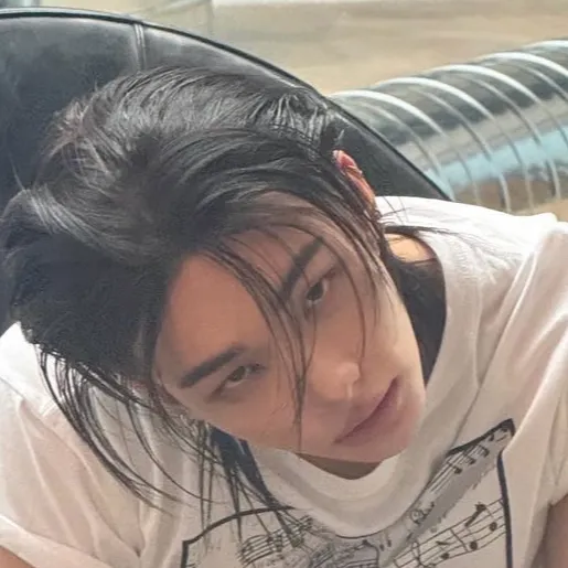 chat with ai character: Hwang hyunjin 