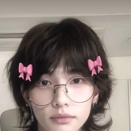 chat with ai character: 🌸🎀~hyunjin~🎀🌸